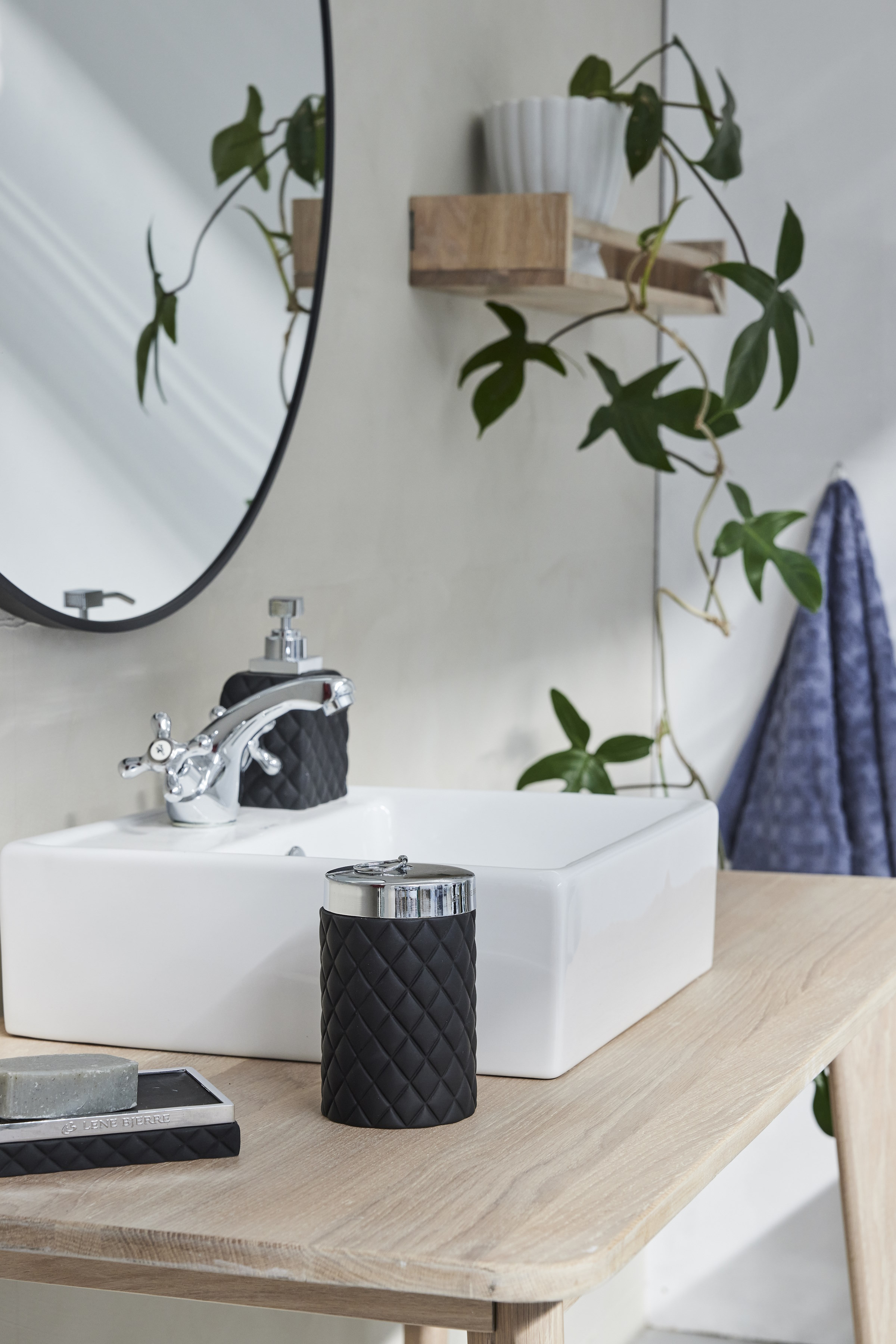 KOMPLET_LAZIENKOWY_AKCESORIA_CZARNE_CERAMICZNE_ELEGANCKA_LAZIENKA_UMYWALKA_NA_KONSOLI_LENE_BJERRE_POLSKA_SKLEP_DESIGNBYWOMEN